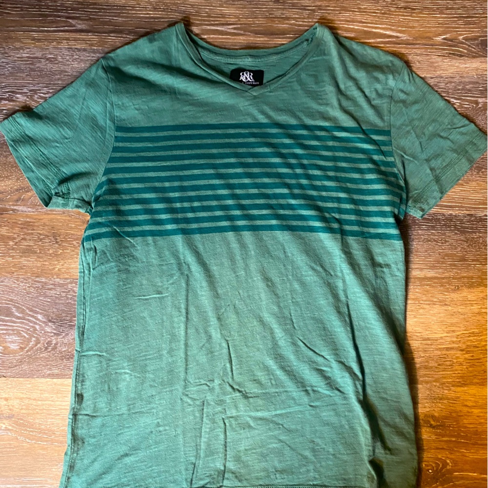 Rock republic men’s medium shirt green in color in excellent condition